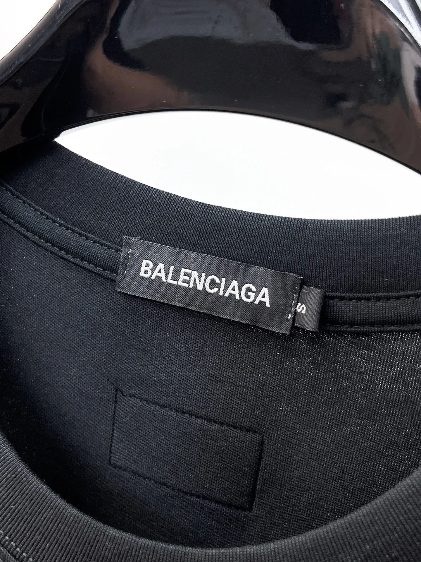 Balenciaga's high-end top-quality products 🐮2026 Spring and Summer New Arrival first counter, the latest New Arrival short-sleeved round neck T-shirt, Premium customized design, avant-garde and fashionable! Brand logo heavy craftsmanship design Premium customized 260g fabric. Soft to the touch. Comfortable to wear. Counter-level exquisite stitching. Fine workmanship. The upper body effect is incomparably handsome! A must-have item for men and women with the same style! Sizes: S~XXL When placing an order, please state your height and weight. The maximum wearing size is 210 pounds (one size larger)